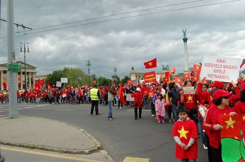 Người Việt tại Hungary tuần hành phản đối Trung Quốc  - ảnh 1